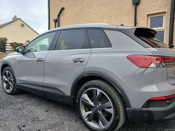 Audi e-tron Estate/Jeep, Electric, 2023, Grey