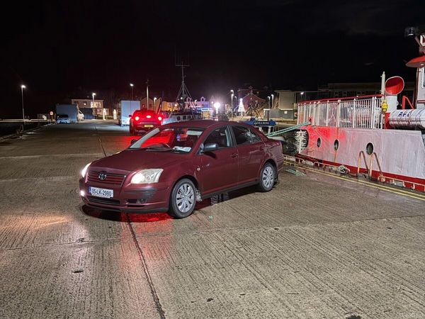 Toyota Avensis Saloon, Petrol, 2005, Red