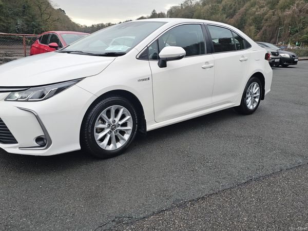 Toyota Corolla Saloon, Petrol Hybrid, 2020, White