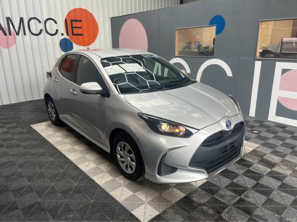 Toyota Yaris Hatchback, Petrol Hybrid, 2021, Silver