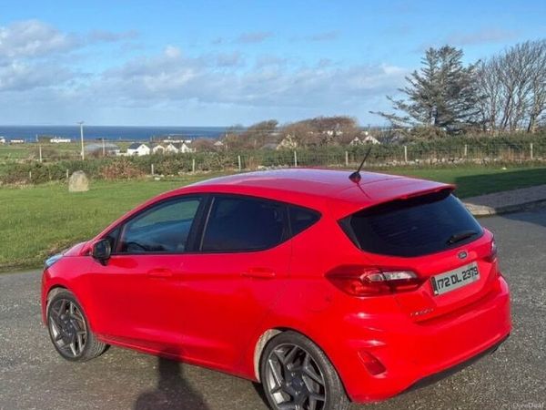 Ford Fiesta Hatchback, Petrol, 2017, Red