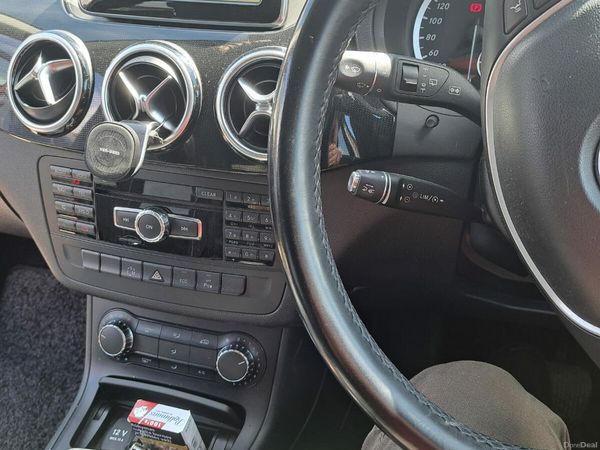 Mercedes-Benz B-Class MPV, Petrol, 2012, Red