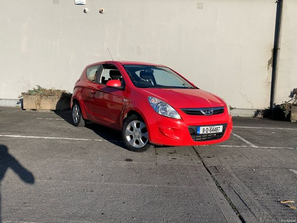 Hyundai i20 Hatchback, Petrol, 2011, Red