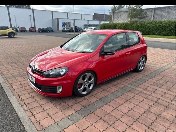 Volkswagen Golf Hatchback, Petrol, 2010, Red