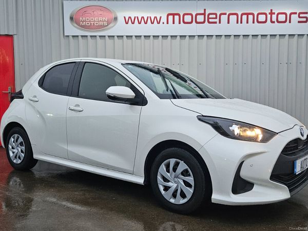 Toyota Yaris Hatchback, Petrol Hybrid, 2020, White