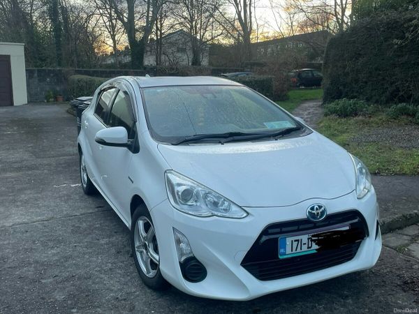 Toyota Aqua Hatchback, Petrol Hybrid, 2017, White