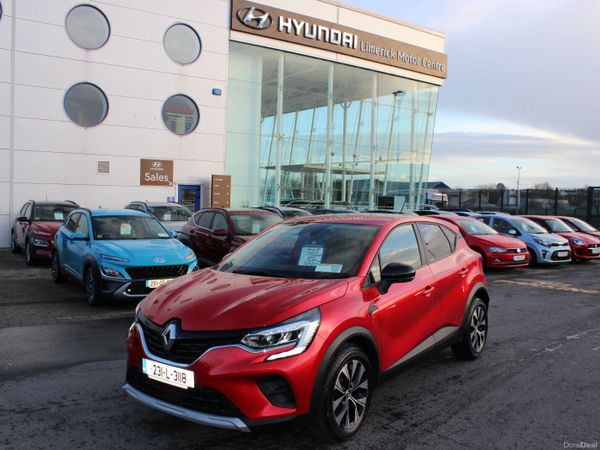 Renault Captur Hatchback, Petrol, 2023, Red
