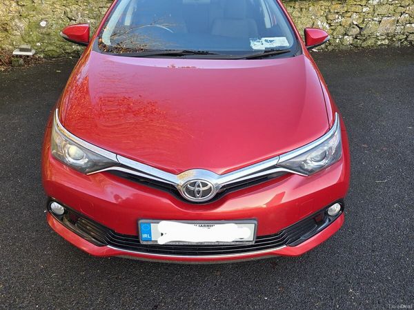 Toyota Auris Hatchback, Diesel, 2016, Red