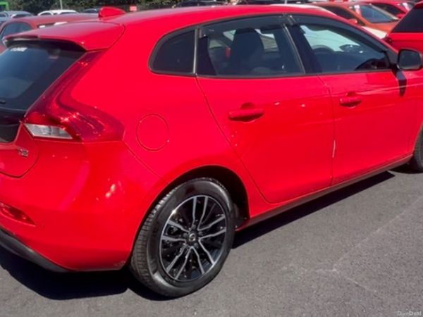 Volvo V40 Hatchback, Petrol, 2017, Red
