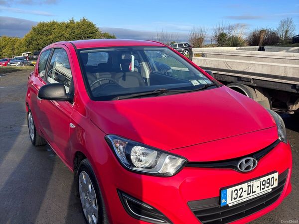 Hyundai i20 Hatchback, Petrol, 2013, Red