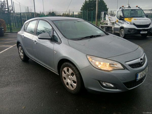 Opel Astra Hatchback, Petrol, 2011, Silver