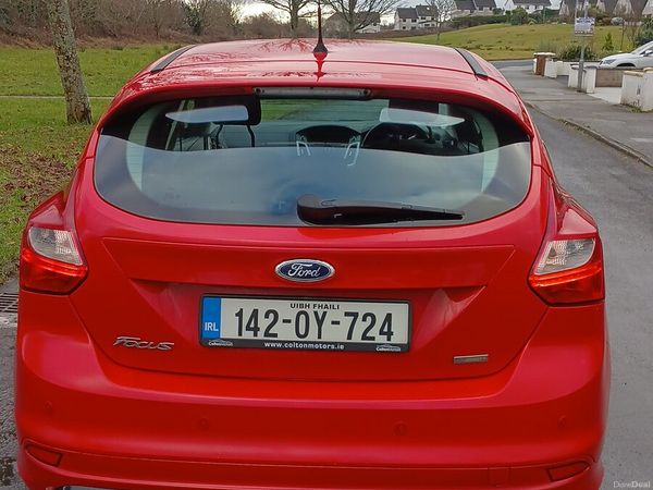 Ford Focus Hatchback, Petrol, 2014, Red