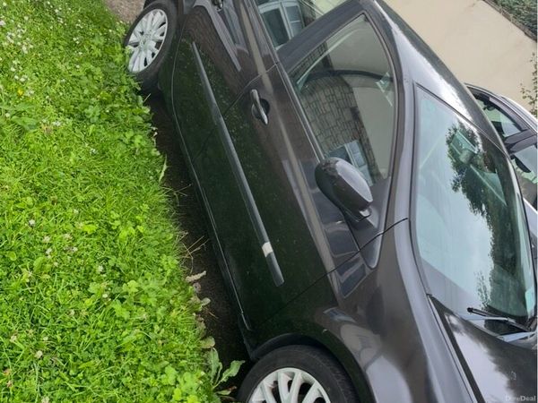 Renault Clio Hatchback, Petrol, 2011, Black