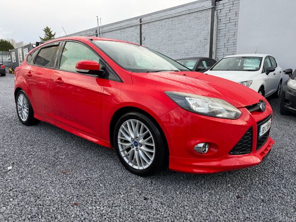 Ford Focus Hatchback, Petrol, 2013, Red