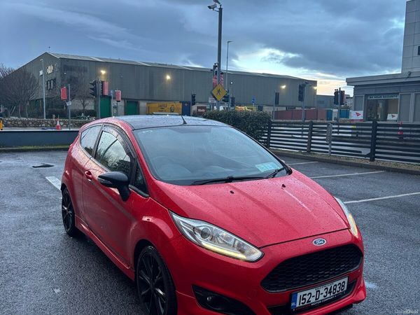 Ford Fiesta Hatchback, Petrol, 2015, Red