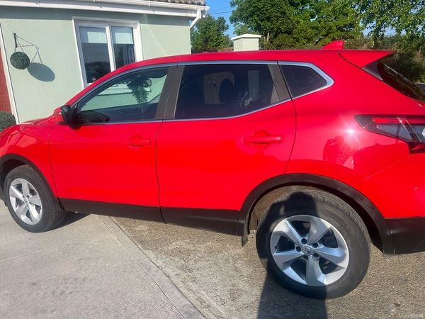 Nissan Qashqai Hatchback, Diesel, 2019, Red