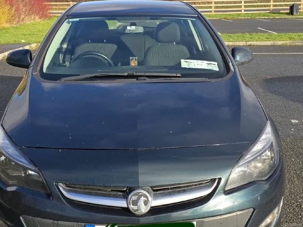 Vauxhall Astra Hatchback, Petrol, 2014, Green