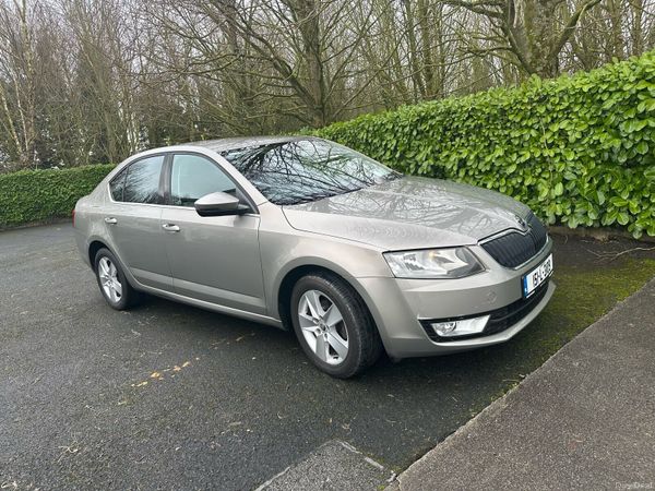 Skoda Octavia Saloon, Petrol, 2015, Beige