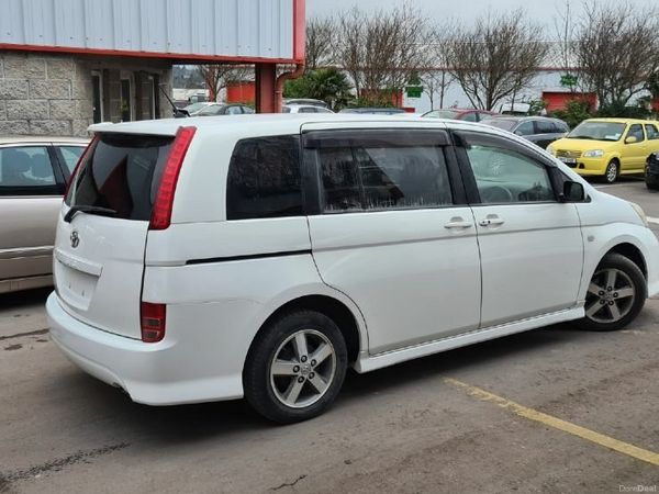 Toyota Isis MPV, Petrol, 2006, White