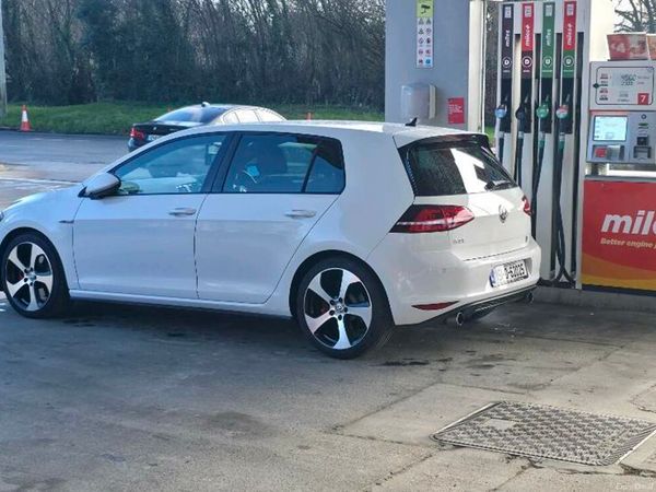Volkswagen Golf Hatchback, Petrol, 2015, White