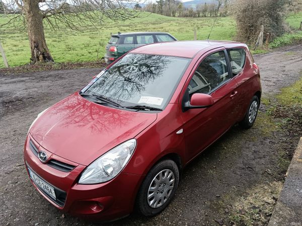 Hyundai i20 Hatchback, Petrol, 2010, Red
