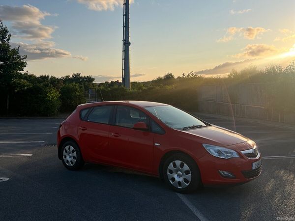 Opel Astra Hatchback, Petrol, 2012, Red