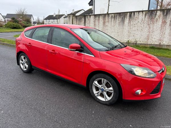 Ford Focus Hatchback, Petrol, 2011, Red