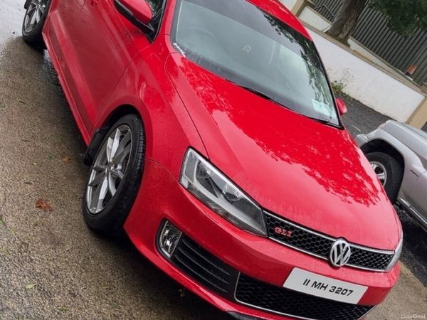 Volkswagen Jetta Saloon, Diesel, 2011, Red
