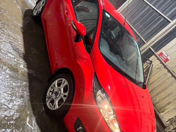 Ford Fiesta Hatchback, Petrol, 2015, Red