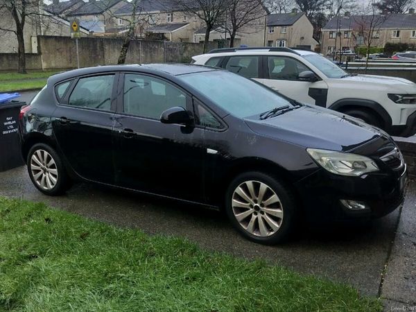 Opel Astra Hatchback, Petrol, 2010, Black