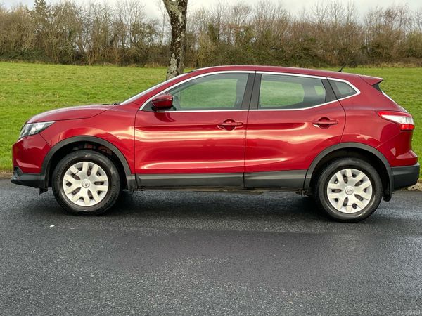 Nissan Qashqai Hatchback, Diesel, 2016, Red