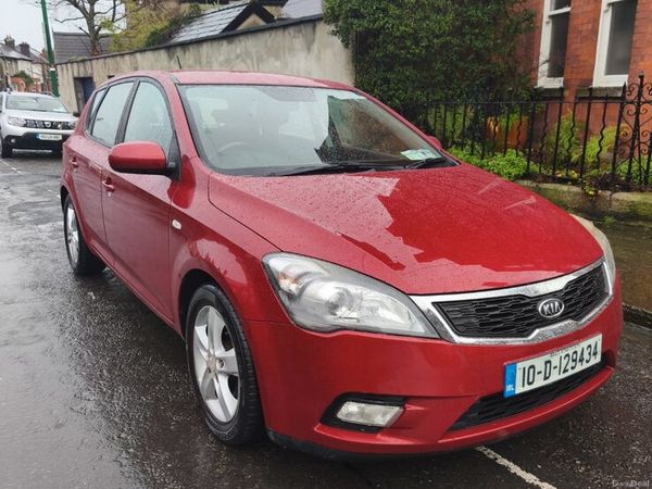 Kia Ceed Hatchback, Diesel, 2010, Red