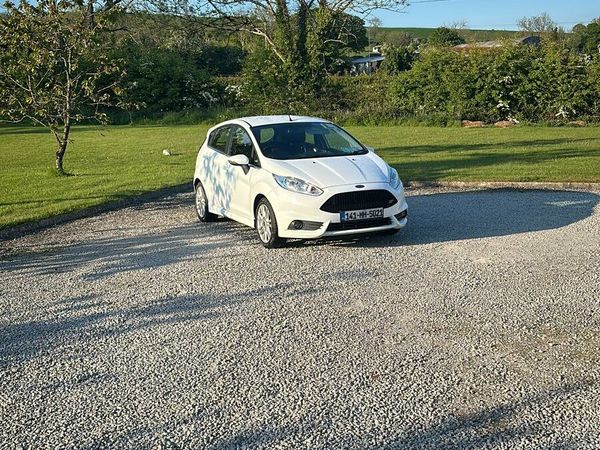Ford Fiesta Hatchback, Petrol, 2014, White