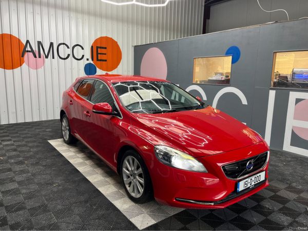 Volvo V40 Hatchback, Petrol, 2015, Red