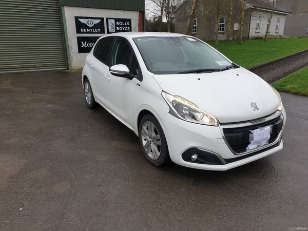 Peugeot 208 Hatchback, Petrol, 2016, White