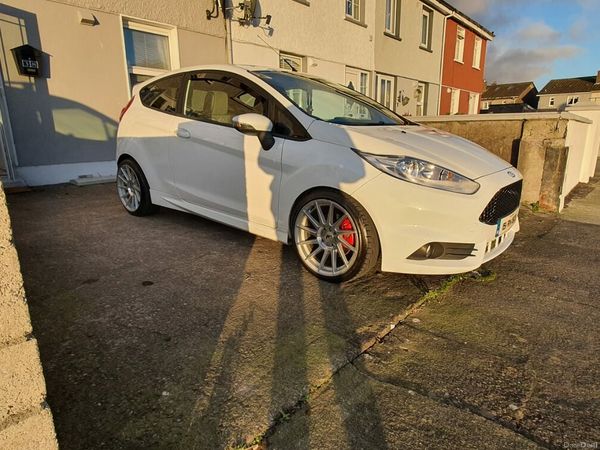Ford Fiesta Hatchback, Petrol, 2015, White