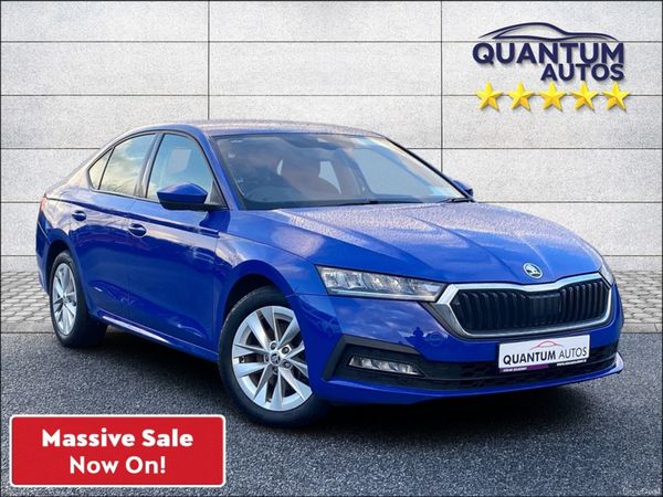 Skoda Octavia Hatchback, Petrol Plug-in Hybrid, 2023, Blue