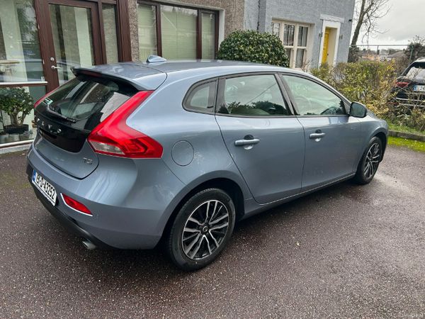 Volvo V40 Estate, Petrol, 2019, Blue