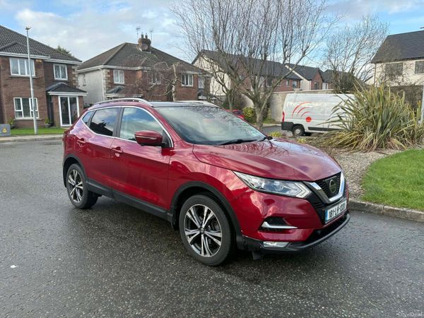 Nissan Qashqai MPV, Petrol, 2018, Red
