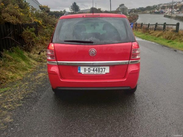 Vauxhall Zafira MPV, Diesel, 2011, Red