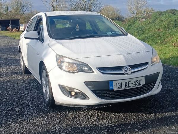 Vauxhall Astra Hatchback, Petrol, 2013, White