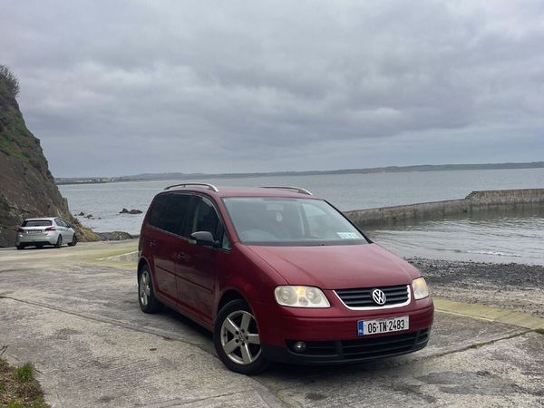 Volkswagen Touran MPV, Petrol, 2006, Red
