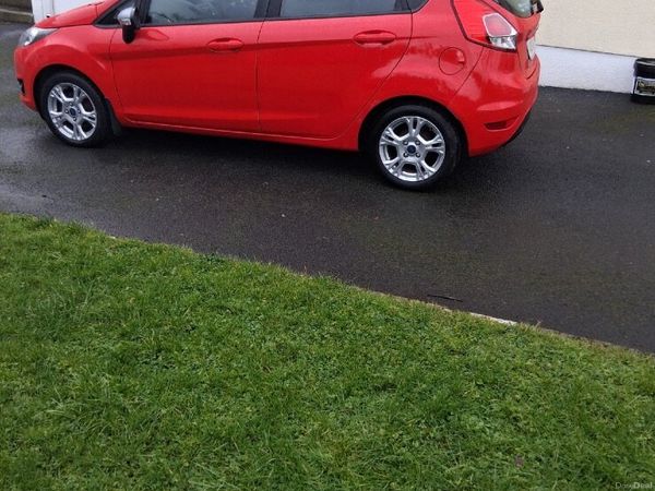 Ford Fiesta Hatchback, Petrol, 2014, Red