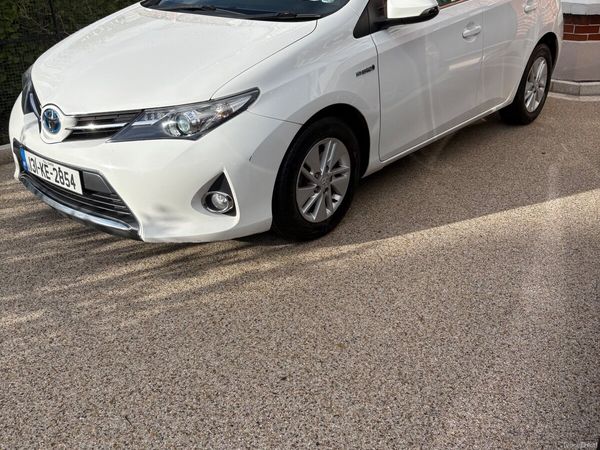 Toyota Auris Hatchback, Petrol Hybrid, 2013, White