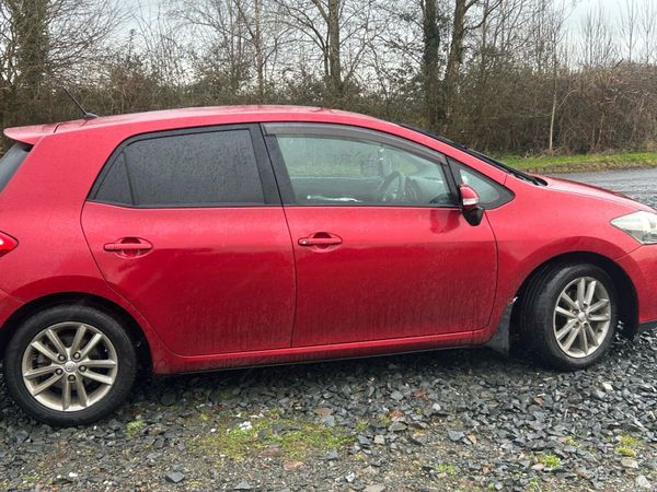 Toyota Auris Hatchback, Diesel, 2011, Red