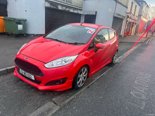 Ford Fiesta Hatchback, Petrol, 2013, Red