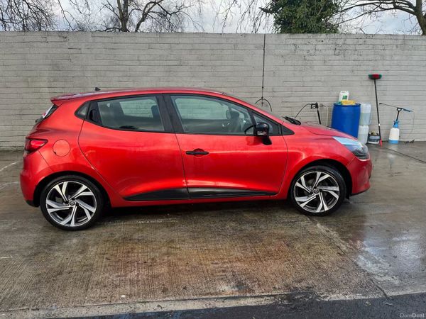 Renault Clio Hatchback, Petrol, 2015, Red