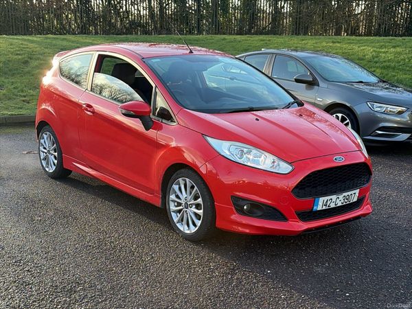 Ford Fiesta Hatchback, Petrol, 2014, Red