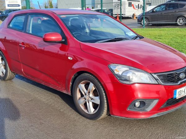 Kia Ceed Hatchback, Diesel, 2013, Red