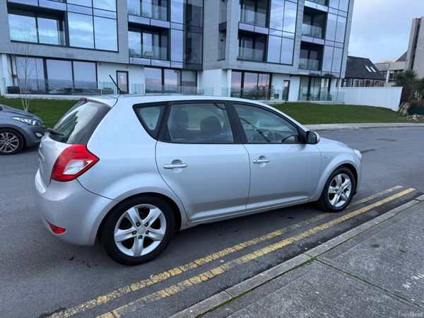 Kia Ceed Hatchback, Diesel, 2009, Silver